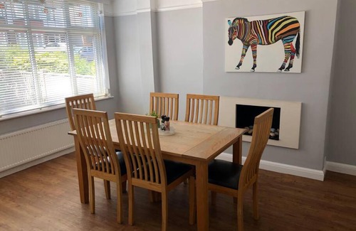 Bickley House | Cheerful 4 bedroom home with lovely garden