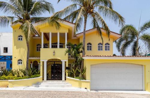 Mezcales House | Cheerful 4 Bedroom house with Swimming Pool