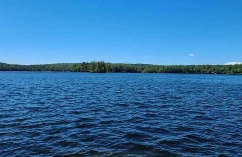 Raymond Cottage | Cheerful 4 Bedroom on The Water