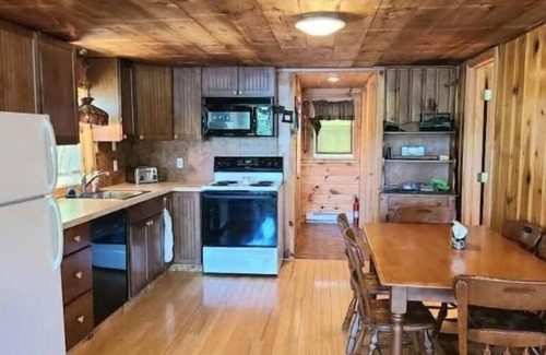 Raymond Cottage | Cheerful 4 Bedroom on The Water