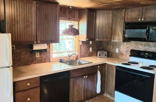 Raymond Cottage | Cheerful 4 Bedroom on The Water