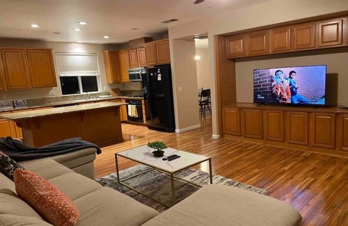 North Natomas House | Cheerful 4-bedroom residential home with Jacuzzi
