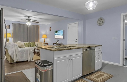 Goose Creek House | Cheerful 4 bedroom house with back porch