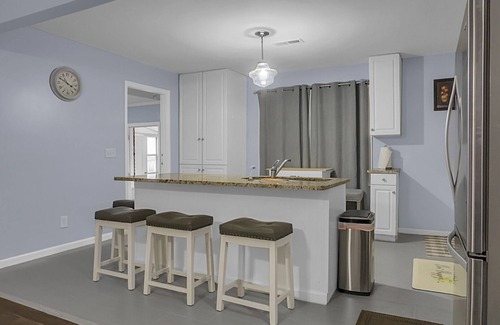 Goose Creek House | Cheerful 4 bedroom house with back porch