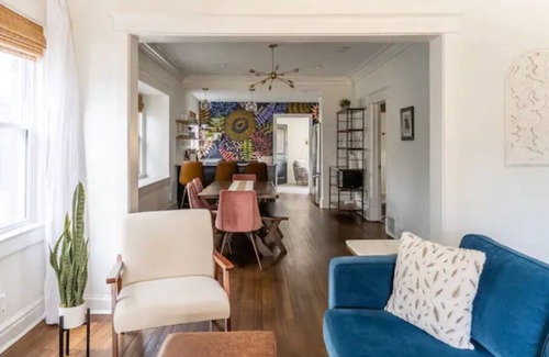 South Hyde Park House | Cheerful 4 bedroom home, open feel + self check-in