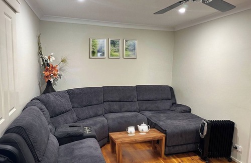 Kingswood Villa | Cheerful 4 Bedroom with free Parking