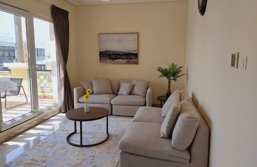 Jumeirah Park Villa | Cheerful 4-bedrooms villa with private pool &gardn