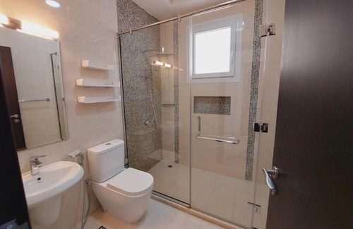 Jumeirah Park Villa | Cheerful 4-bedrooms villa with private pool &gardn