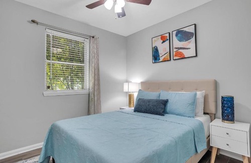 Jacksonville Beach House | Cheerful 5 Bedroom home 8 Blocks from Beach Close to Mayo