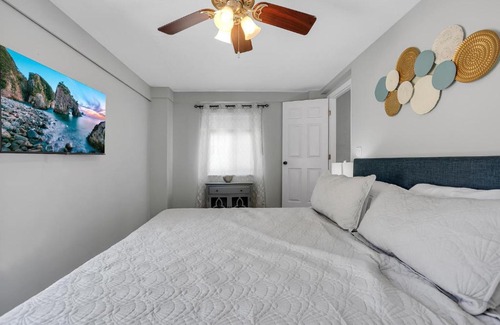 Jacksonville Beach House | Cheerful 5 Bedroom home 8 Blocks from Beach Close to Mayo