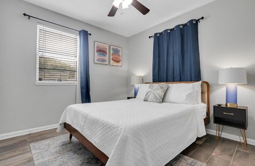 Jacksonville Beach House | Cheerful 5 Bedroom home 8 Blocks from Beach Close to Mayo