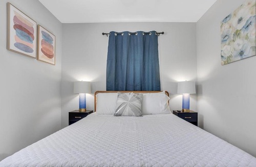 Jacksonville Beach House | Cheerful 5 Bedroom home 8 Blocks from Beach Close to Mayo