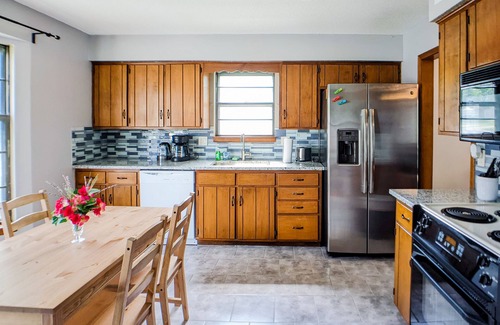 Mission House | Cheerful 5 bedrooms house 15 mins to KC downtown