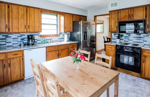 Mission House | Cheerful 5 bedrooms house 15 mins to KC downtown