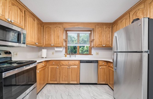 South Glastonbury House | Cheerful 5-bedrooms home located on a cul-de-sac in a quiet neighborhood.