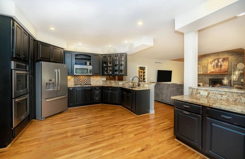 Otterbien Home Villa | Cheerful 6-Bedroom Villa with fishing pond.