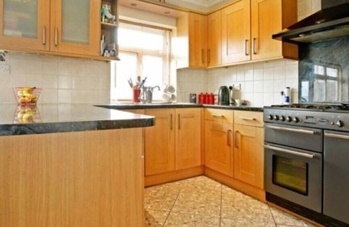 Erith House | Cheerful 6 bedroom house- free parking and garden