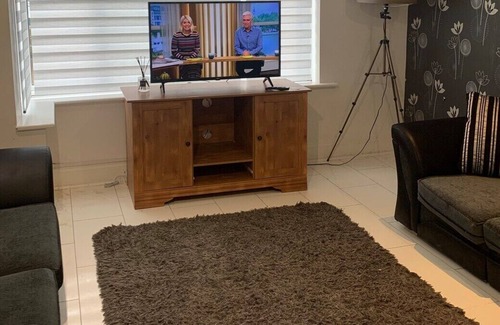 Erith House | Cheerful 6 bedroom house- free parking and garden
