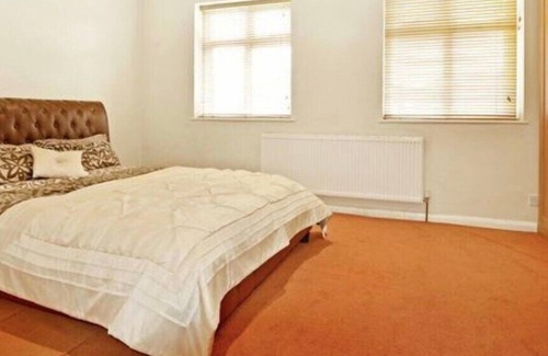 Erith House | Cheerful 6 bedroom house- free parking and garden
