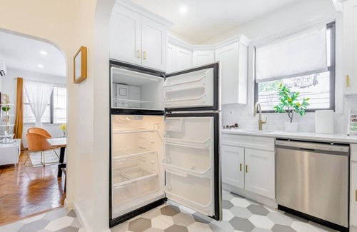 East New York House | Cheerful 6Bd BK Town Home 30 min. to Manhattan