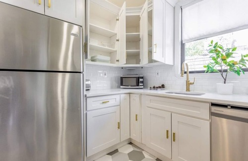 East New York House | Cheerful 6Bd BK Town Home 30 min. to Manhattan