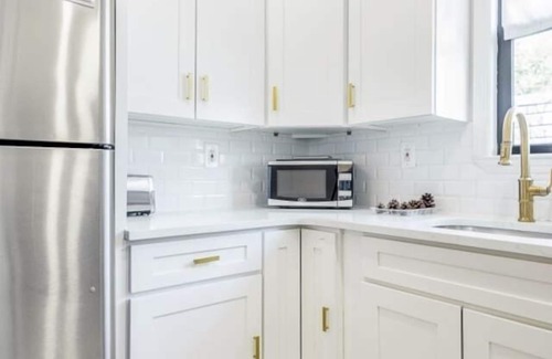 East New York House | Cheerful 6Bd BK Town Home 30 min. to Manhattan