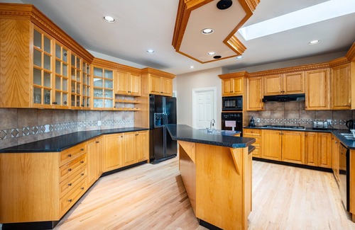 Surrey House | Cheerful 7 bedroom home C/W hot tub, 1.6 Acre lot