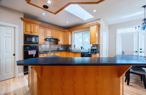 Surrey House | Cheerful 7 bedroom home C/W hot tub, 1.6 Acre lot