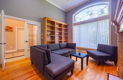 Surrey House | Cheerful 7 bedroom home C/W hot tub, 1.6 Acre lot