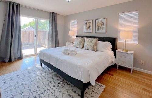 Hathaway House | Cheerful 7B5b Silicon Valley, plenty free parking
