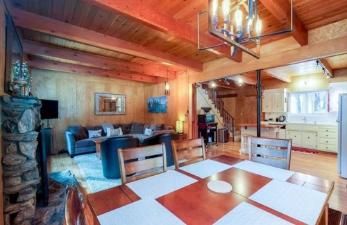 Tahoe Woods Cabin | Cheerful and bright Tahoe City Cabin close to all!