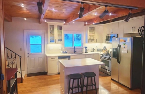 Tahoe Woods Cabin | Cheerful and bright Tahoe City Cabin close to all!