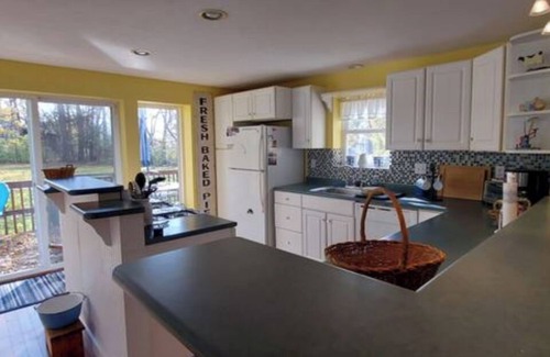 Town of Ledyard Cottage | Cheerful and Charming 4 BR/3BA Cottage by the Lake