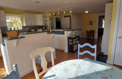 Town of Ledyard Cottage | Cheerful and Charming 4 BR/3BA Cottage by the Lake