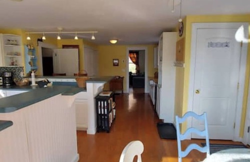 Town of Ledyard Cottage | Cheerful and Charming 4 BR/3BA Cottage by the Lake