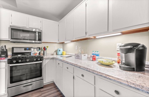 Lexington House | 😃 Cheerful and cozy, 3 bedroom home 🏡 recessed into a wooden lot