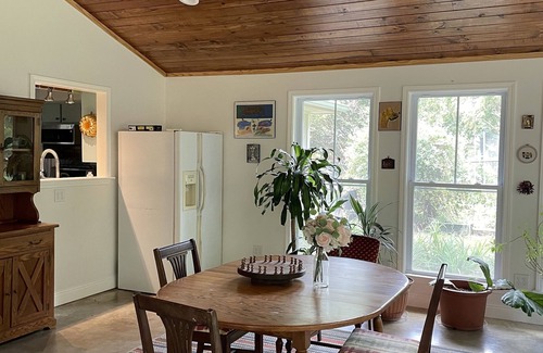 Oxford House | Cheerful, artsy 3BR house with pool - 10 min to the Square