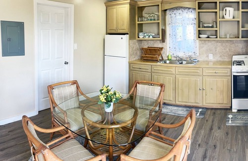 Spanish Wells House | Cheerful Bahamian Pad. Walk to Beaches, Bars, Restaurants, Grocery-Liquor stores