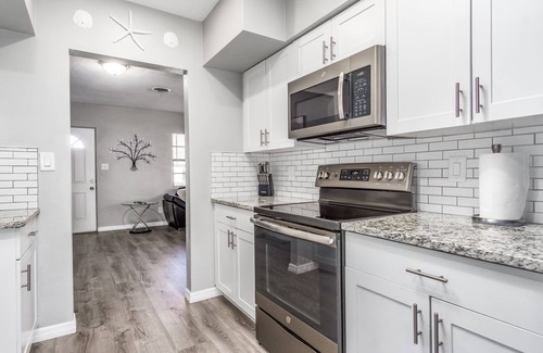 Venice Gardens House | Cheerful Beach 2-bedroom Home with RV/Boat Parking & RV Hook-up