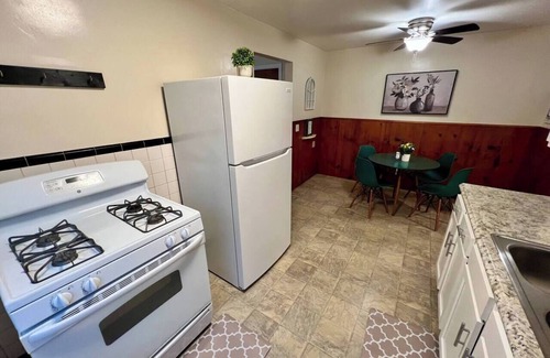 Westwood Apartment | Cheerful Bright Apartment 9 minutes to Dwntwn