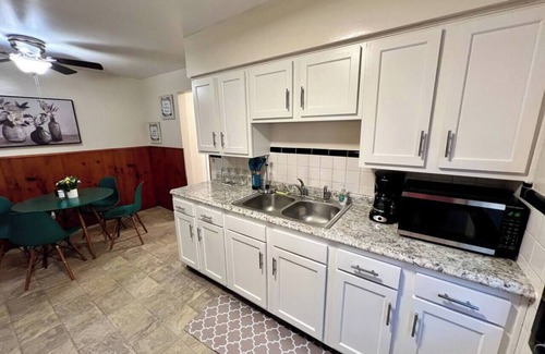 Westwood Apartment | Cheerful Bright Apartment 9 minutes to Dwntwn