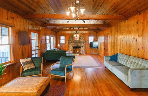 Black Mountain Cabin | Cheerful cabin, modern amenities- close to Black Mountain & Asheville