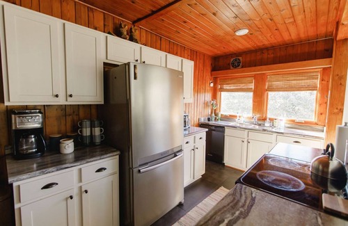 Black Mountain Cabin | Cheerful cabin, modern amenities- close to Black Mountain & Asheville