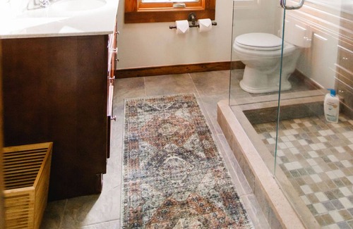 Black Mountain Cabin | Cheerful cabin, modern amenities- close to Black Mountain & Asheville