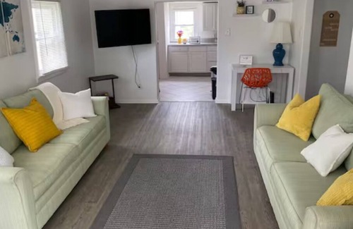 Green Creek House | Cheerful cottage minutes from the beach