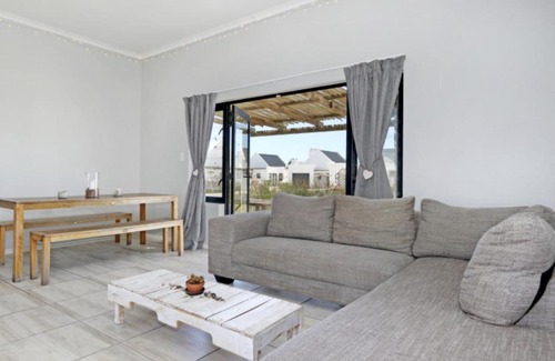 St. Helena Bay House | Cheerful Cottage on Britannia Beach, West Coast