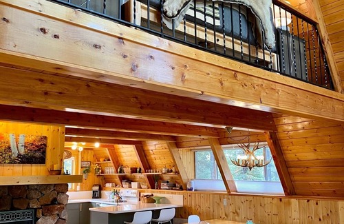 Meadow View Heights Cabin | Cheerful Couples Get-Away Cabin at 8,500 Feet