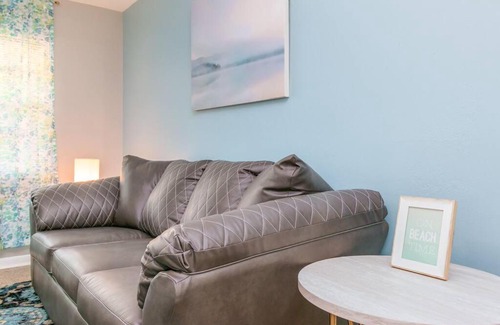 Sun Bay South House | Cheerful Cozy Cottage in South Tampa