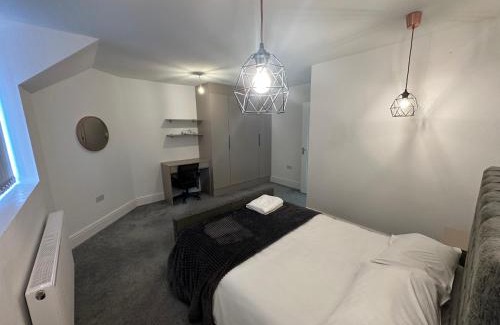 Headington House | Cheerful double bedroom in Oxford