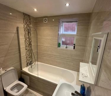 Headington House | Cheerful double bedroom in Oxford